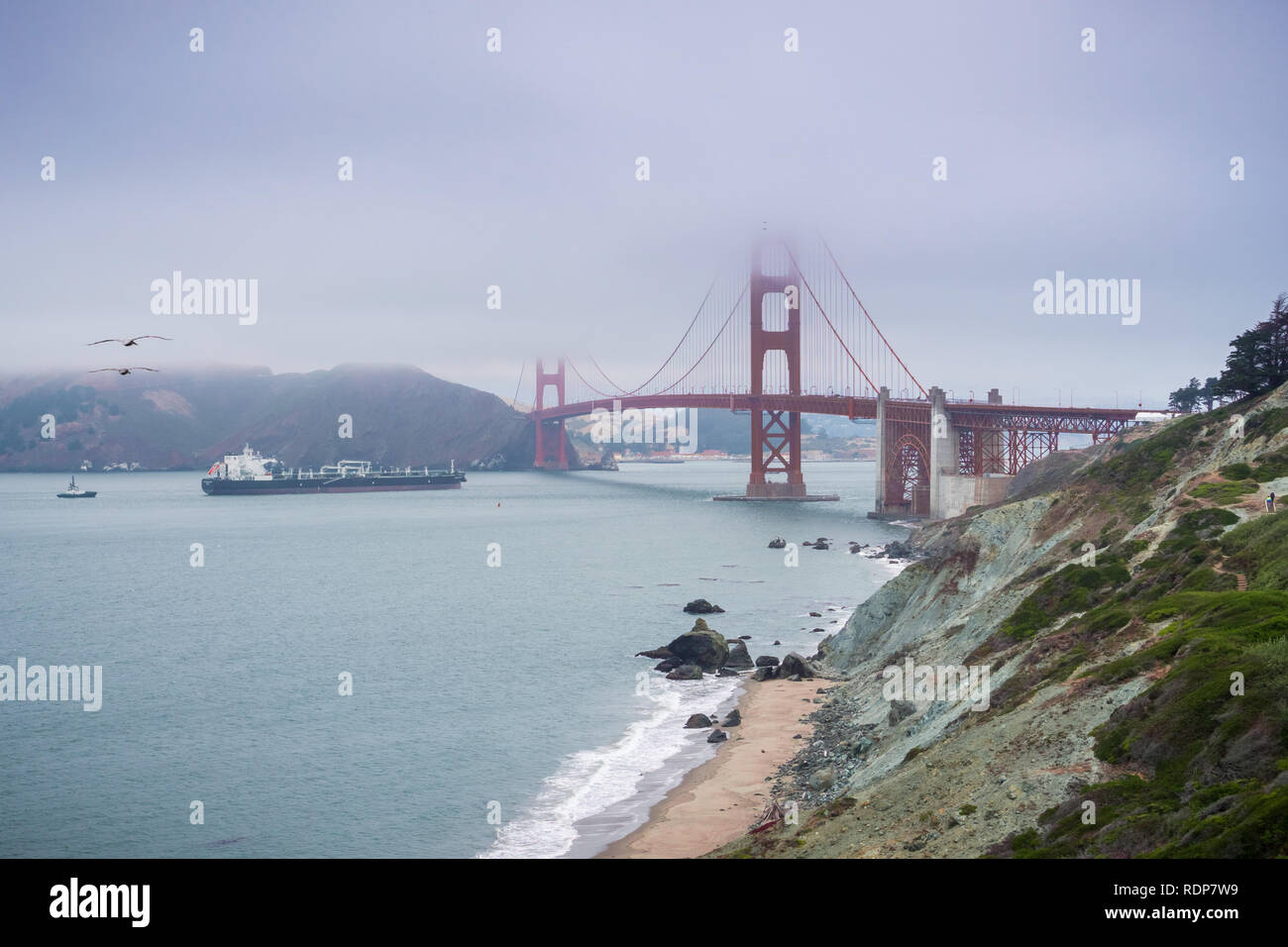 D'un cargo près de Golden Gate Bridge en un jour brumeux, San Francisco, Californie Banque D'Images