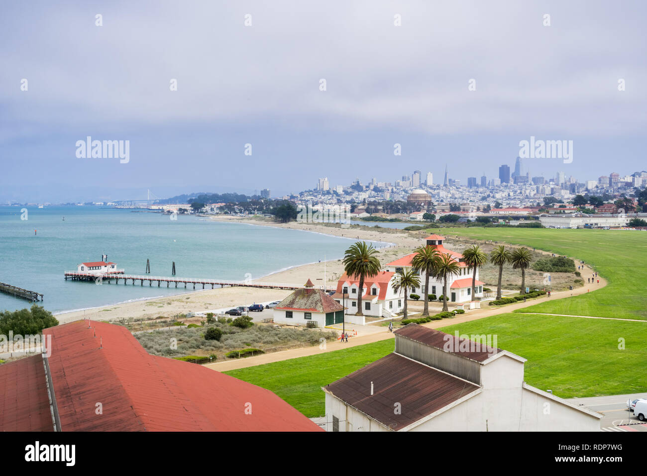 Vue vers Crissy Field ; financial district dans l'arrière-plan, San Francisco, Californie Banque D'Images