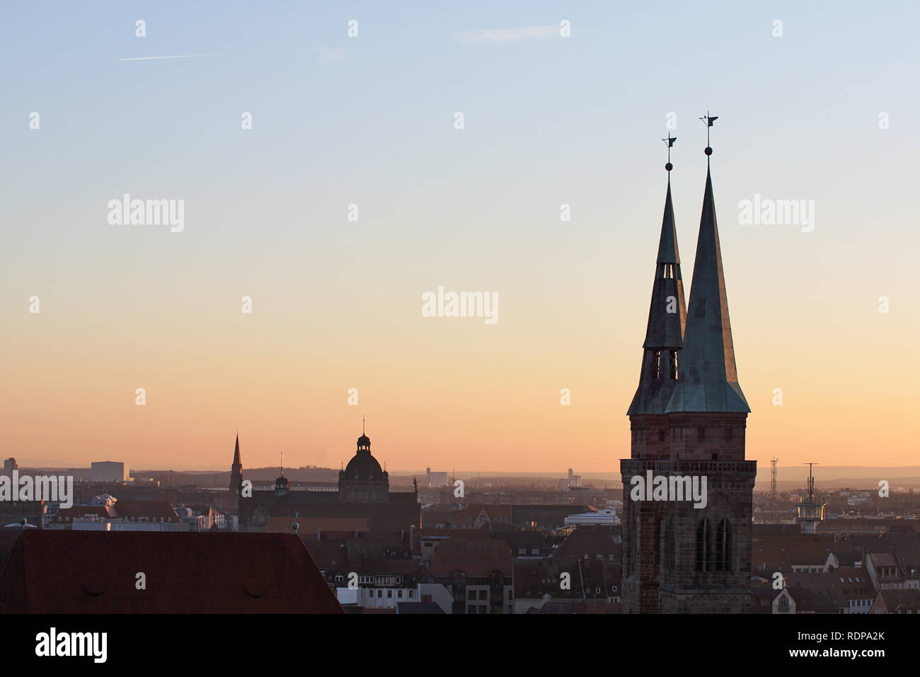 Panorama de Nuremberg avec Sebalduskirche au soleil du soir, Allemagne Banque D'Images