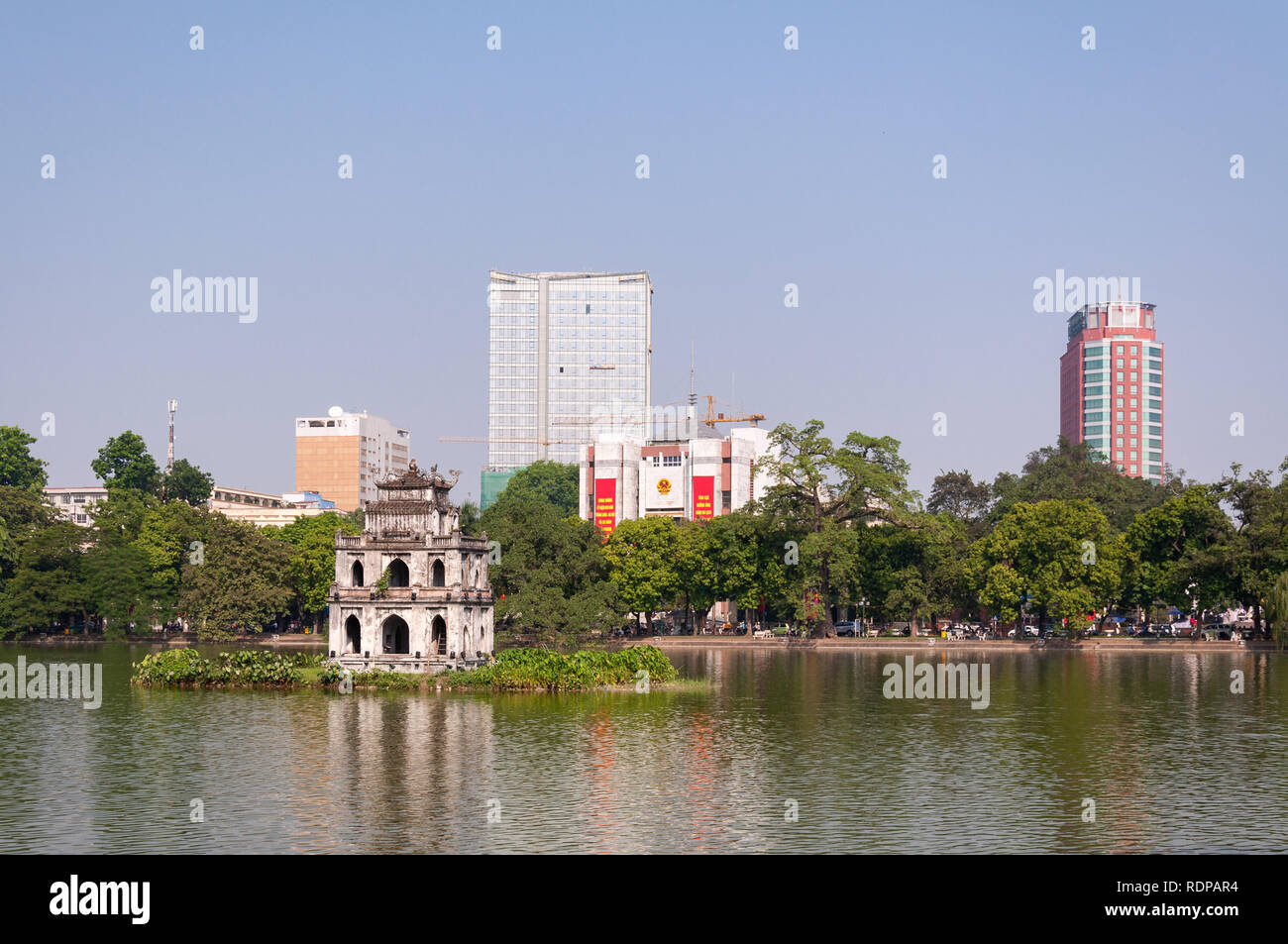 Thap Rua Turtle Tower Island sur le lac Hoan Kiem avec ville en arrière-plan, Hanoi, Vietnam Banque D'Images