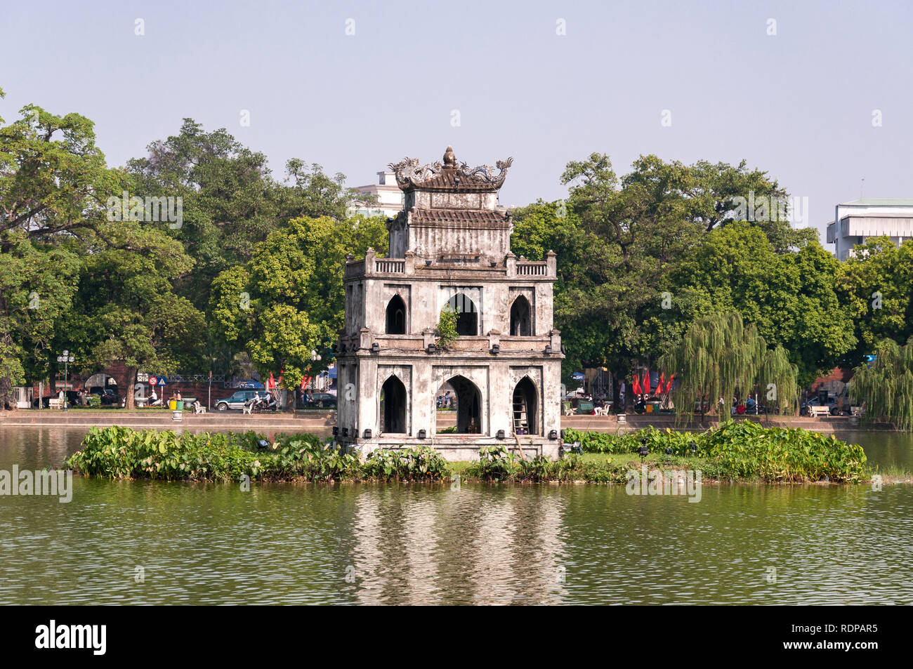 Thap Rua Turtle Tower Island sur le lac Hoan Kiem avec ville en arrière-plan, Hanoi, Vietnam Banque D'Images