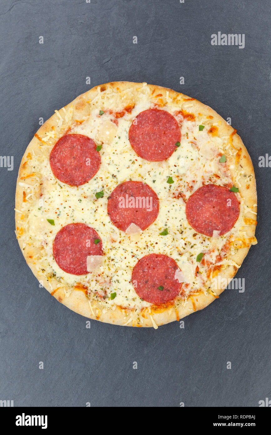 Salami Pizza format portrait d'en haut sur une ardoise Banque D'Images