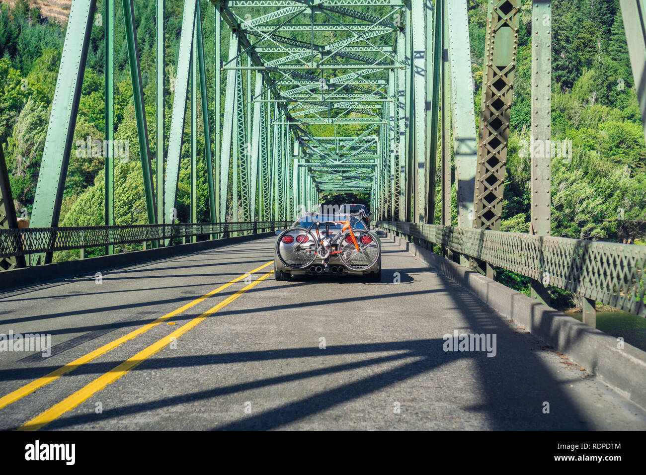 20 août 2017 Scottsburg/OU/USA - Conduite sur un pont au-dessus d'Umpqua River Banque D'Images