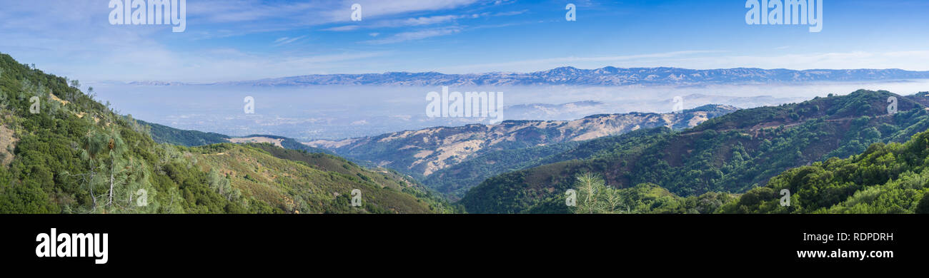 Vue panoramique vers le sud de San Jose du sentier menant au sommet du mont Umunhum, Santa Cruz Mountains ; gamme Diablo peut être vu de l'autre côté de la Banque D'Images