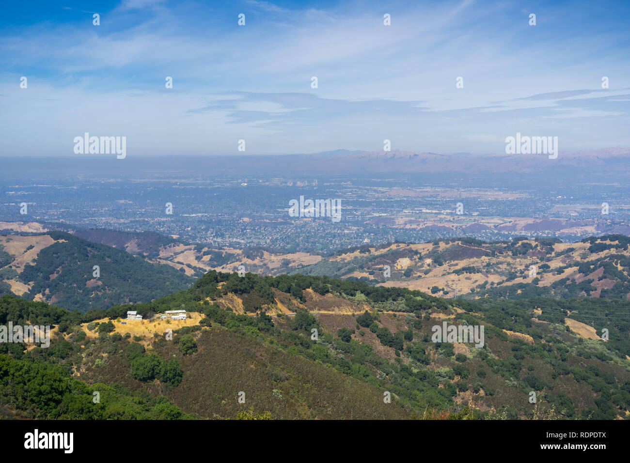 Vue en direction de San Jose du haut de Bold Mountain, Santa Cruz Mountains ; gamme Diablo peut être vu sur l'autre côté de la vallée, en Californie Banque D'Images