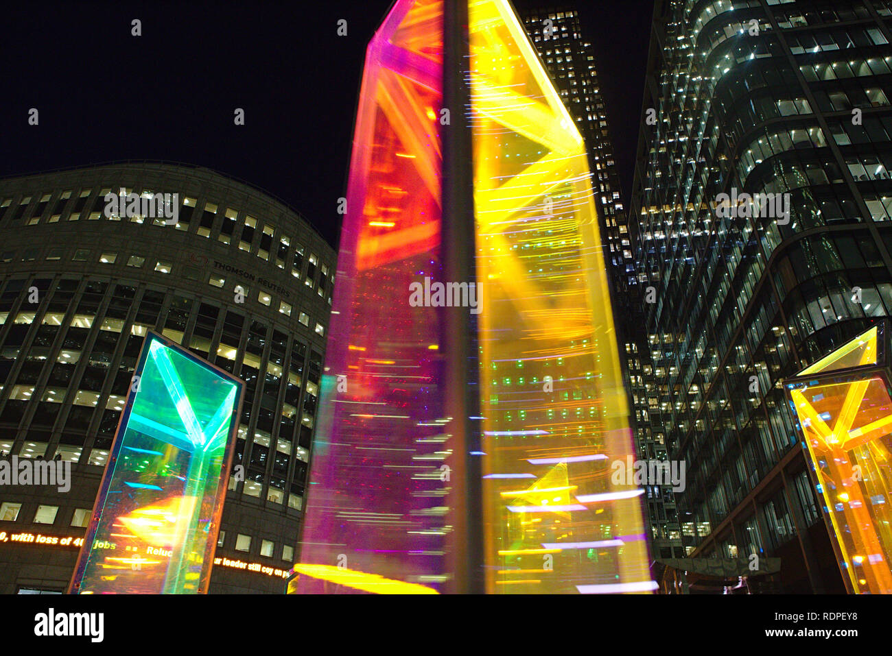 Les colonnes colorées de couleur aux feux d'hiver 2019 Exposition de Canary Wharf (Prismatica) Banque D'Images
