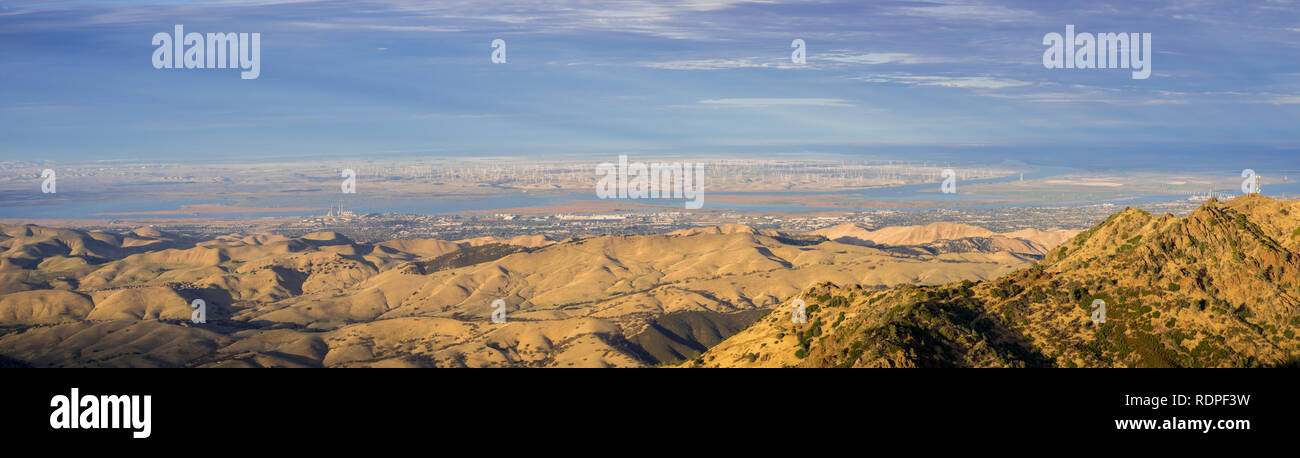 Vue panoramique vers la rivière San Joaquin, Pittsburg et Antioche depuis le sommet du mont Diablo ; North Peak au premier plan, Mt Diablo SP, Contra Costa Banque D'Images