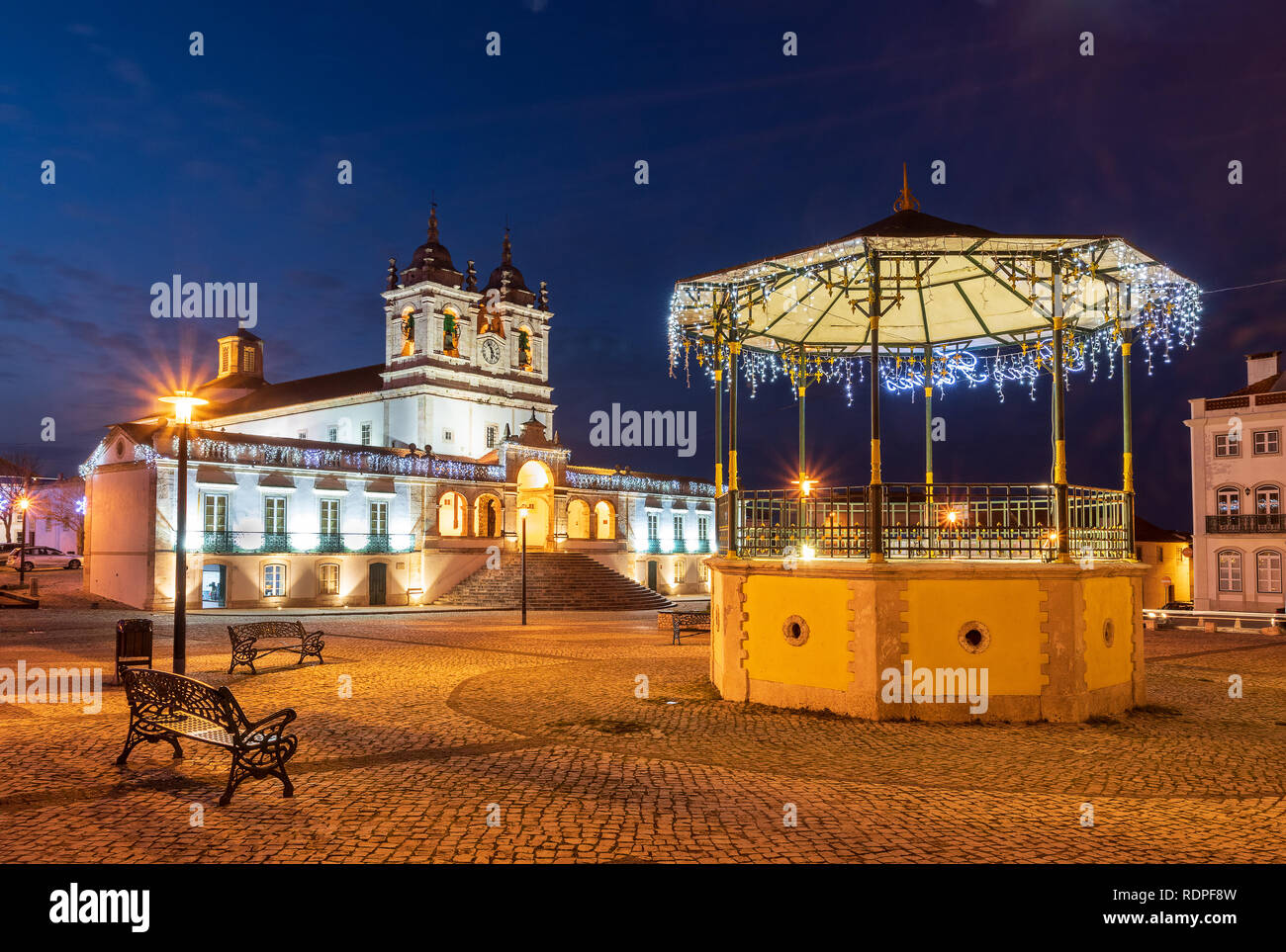Avis de Nossa Senhora da Nazaré avec kiosque carré en premier plan et le sanctuaire de Nossa Senhora da Nazaré en arrière-plan, avec des lumières de Noël. Banque D'Images
