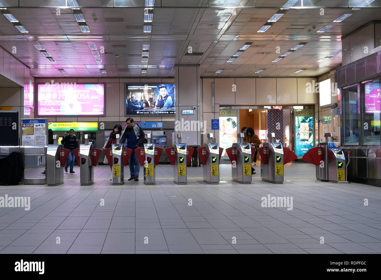 Taipei, Taiwan - le 29 décembre 2018 : Motion de personnes marchant à travers le tarif de la zone de paye et en appuyant sur leur carte pour prendre MRT Banque D'Images