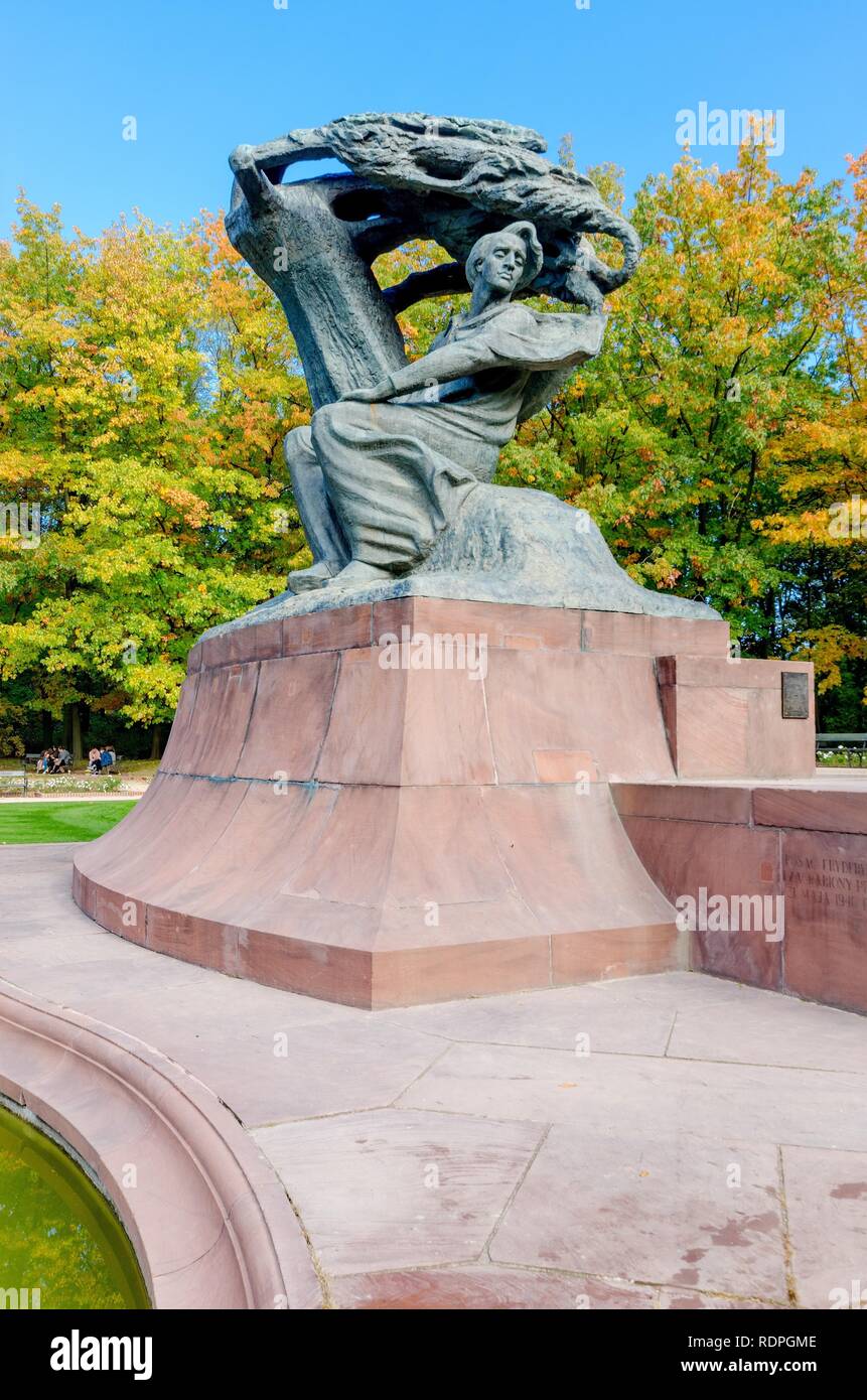 La province de Mazovie, VARSOVIE / Pologne - 11 octobre 2018 : Frederic Chopin statue (par Waclaw Szymanowski) situé à l'hotel rhône Parc des Thermes royaux. Banque D'Images