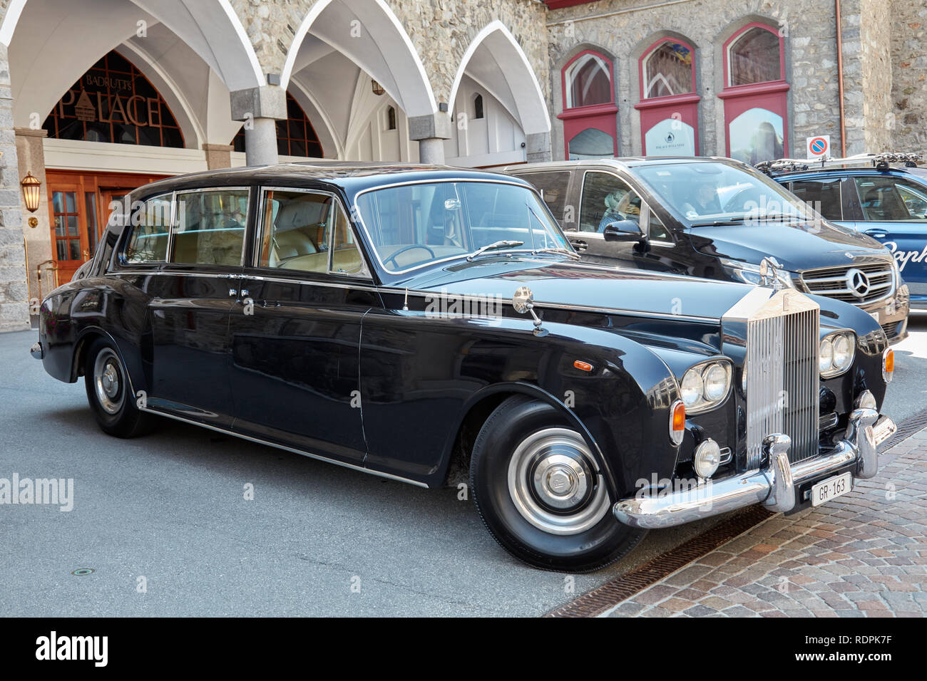 SANKT MORITZ, Suisse - le 16 août 2018 : Rolls Royce voiture noire en face de palace Badrutt, hôtel de luxe dans une journée d'été à Sankt Moritz, Switzerla Banque D'Images