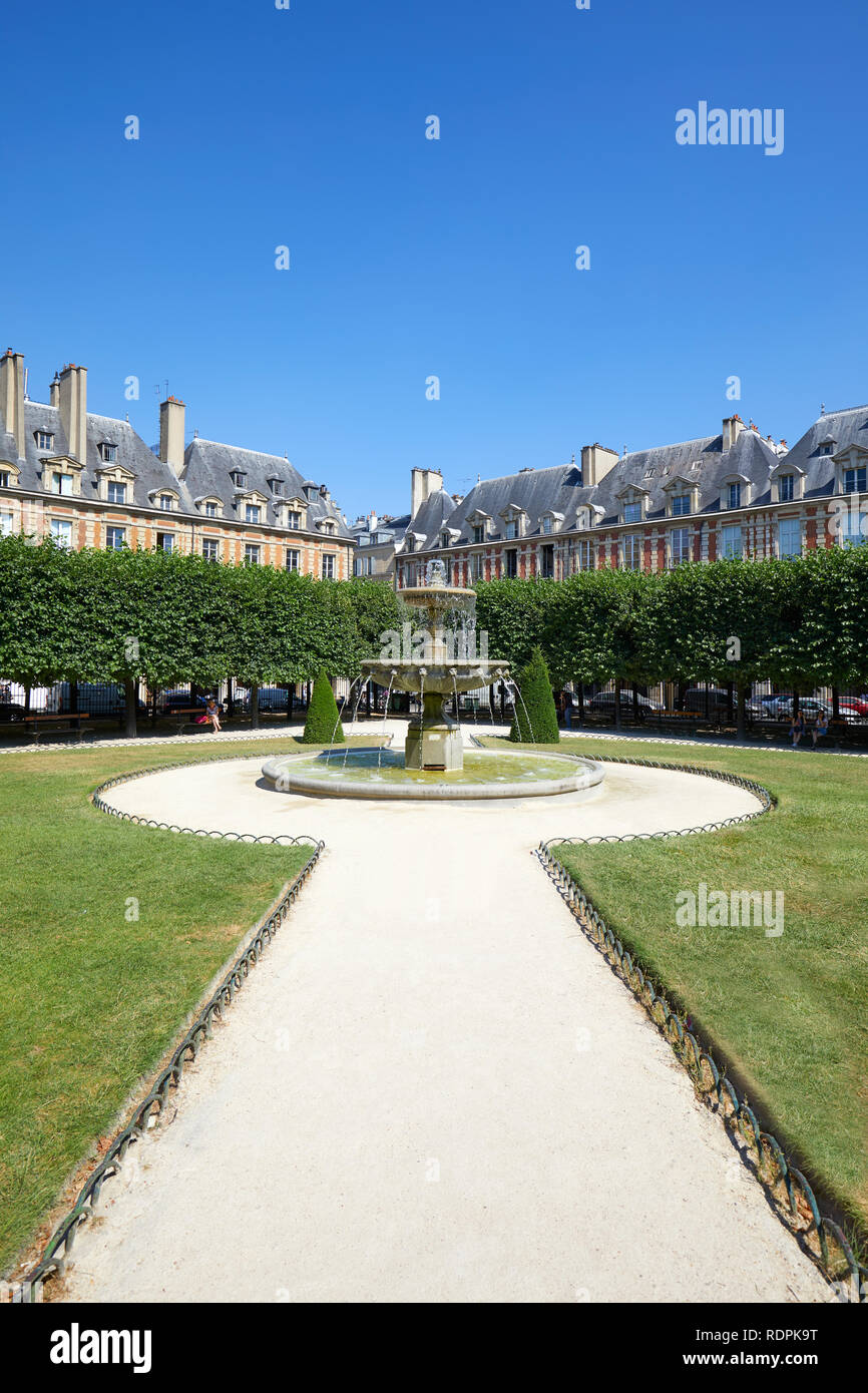 PARIS, FRANCE - Le 6 juillet 2018 : Place des Vosges chemin avec fontaine dans une journée ensoleillée, ciel bleu clair à Paris Banque D'Images