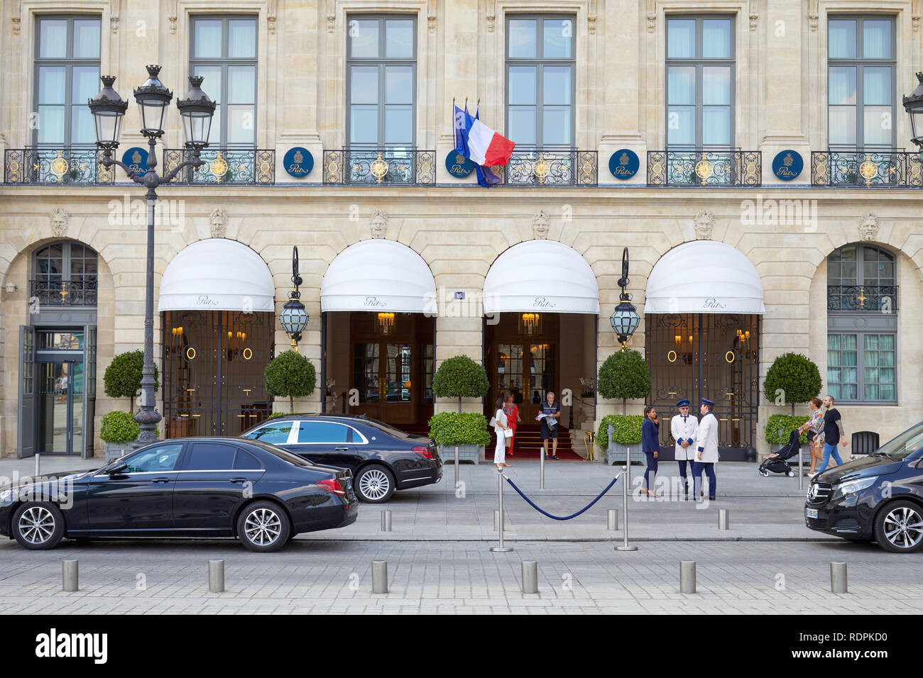 PARIS, FRANCE - 07 juillet 2018 : Ritz Hôtel de luxe de la place Vendôme à Paris, les gens marcher et voitures noir Banque D'Images
