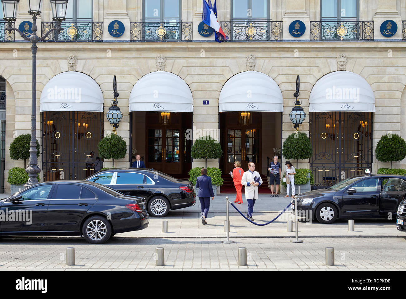 PARIS, FRANCE - 07 juillet 2018 : Ritz Hôtel de luxe de la place Vendôme à Paris, les gens et les voitures dans un jour d'été ensoleillé Banque D'Images