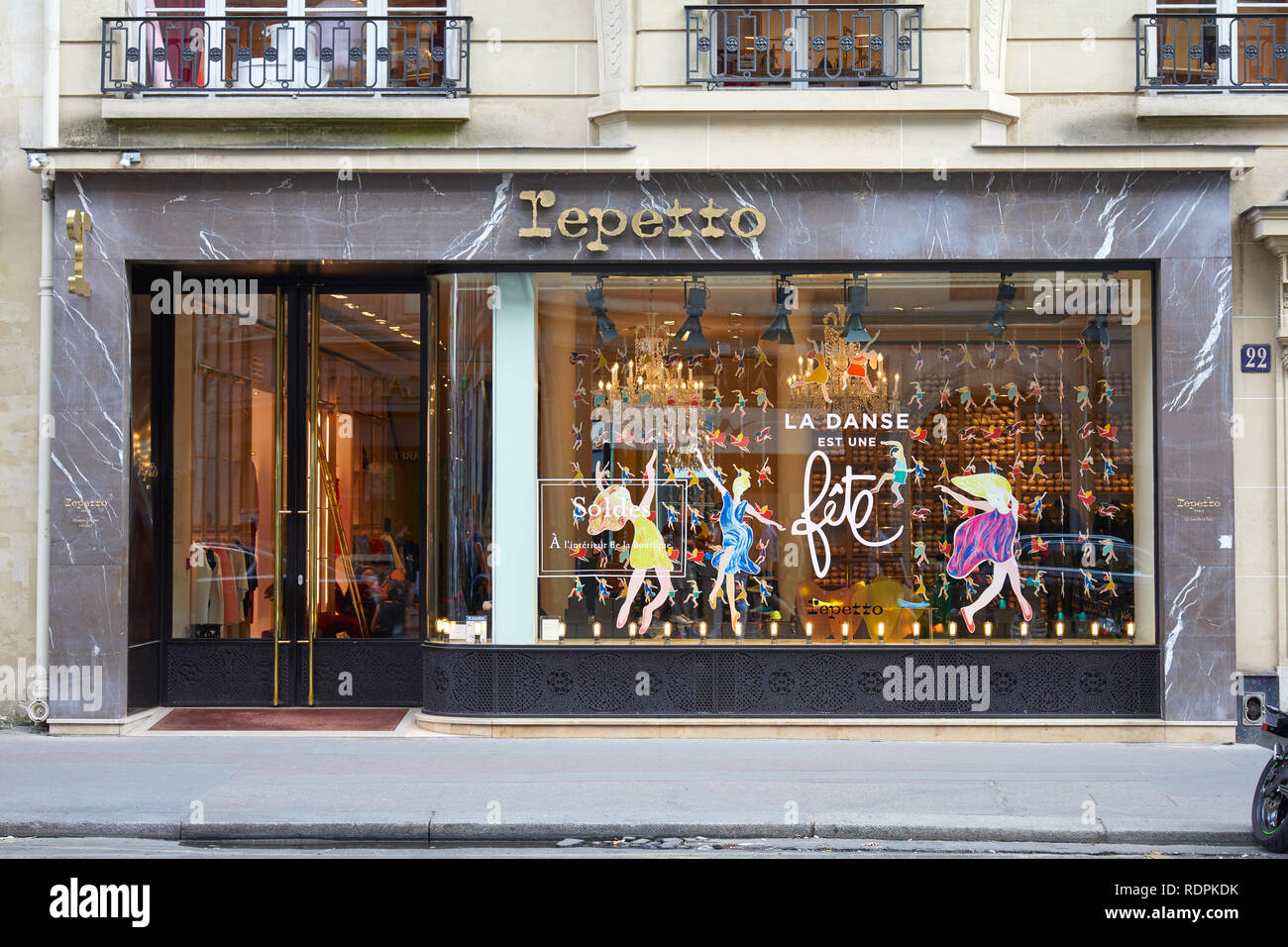 PARIS, FRANCE - 07 juillet 2018 : Repetto, la danse et la mode magasin avec lettre d'or à Paris et signe en façade Banque D'Images