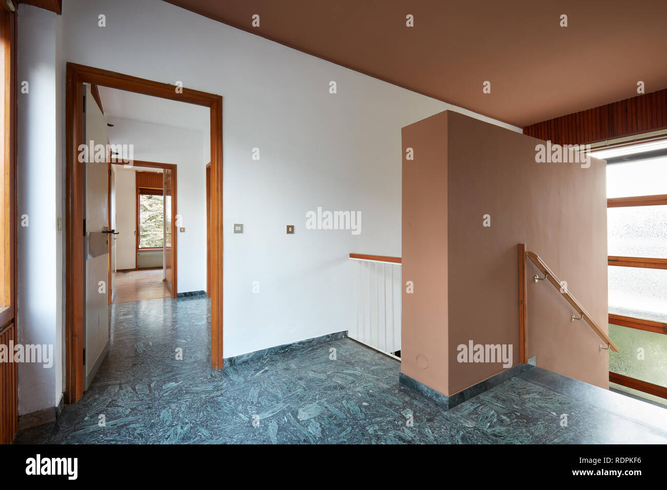 Couloir et escalier en marbre vert avec en maison de campagne Banque D'Images