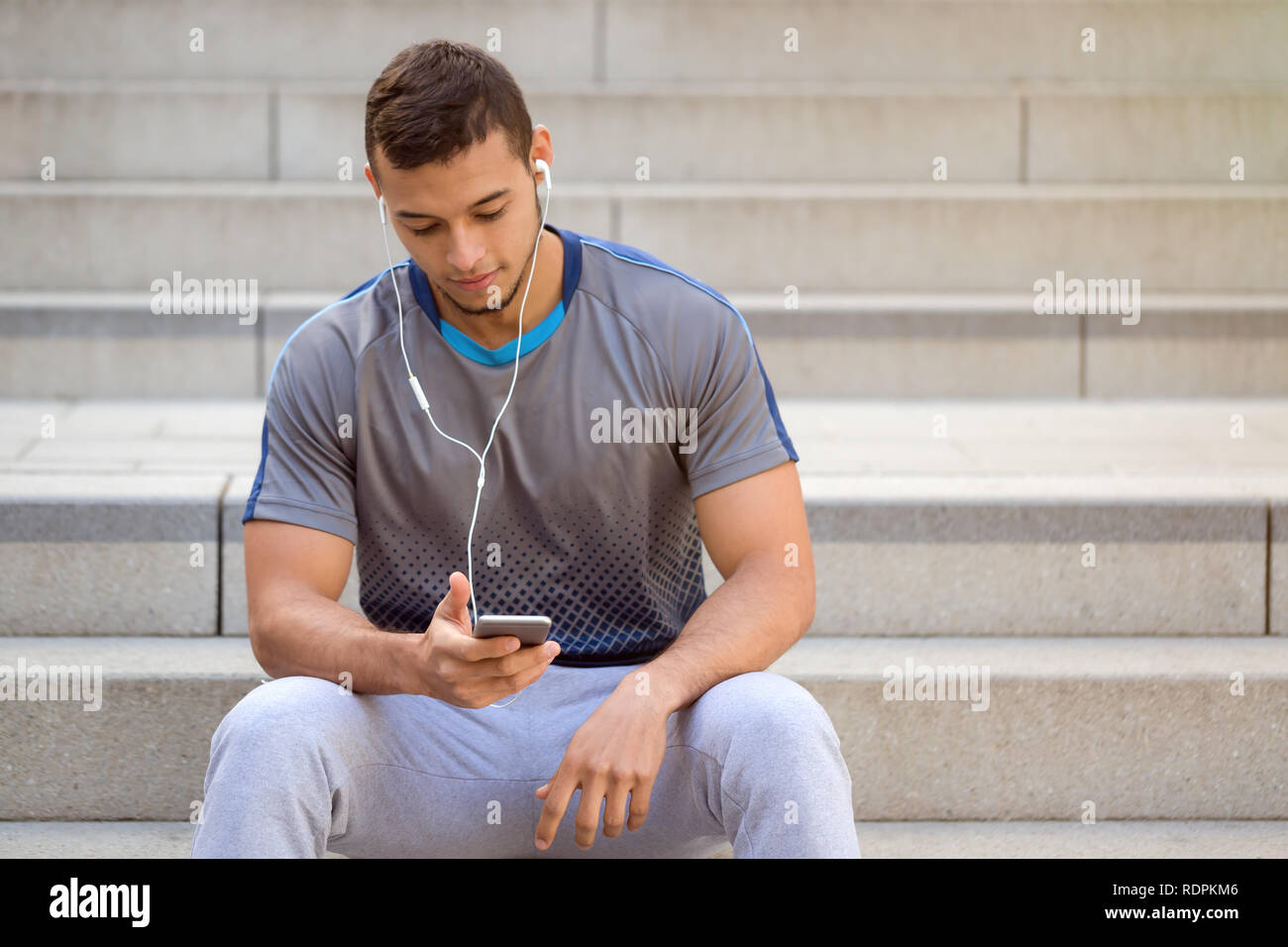 L'écoute de musique latine jeune homme écouter copyspace copie espace piscine Banque D'Images