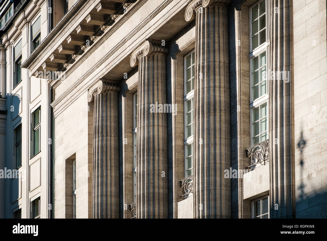 Sur les colonnes d'extérieur de bâtiment - Façade de l'immeuble historique Banque D'Images