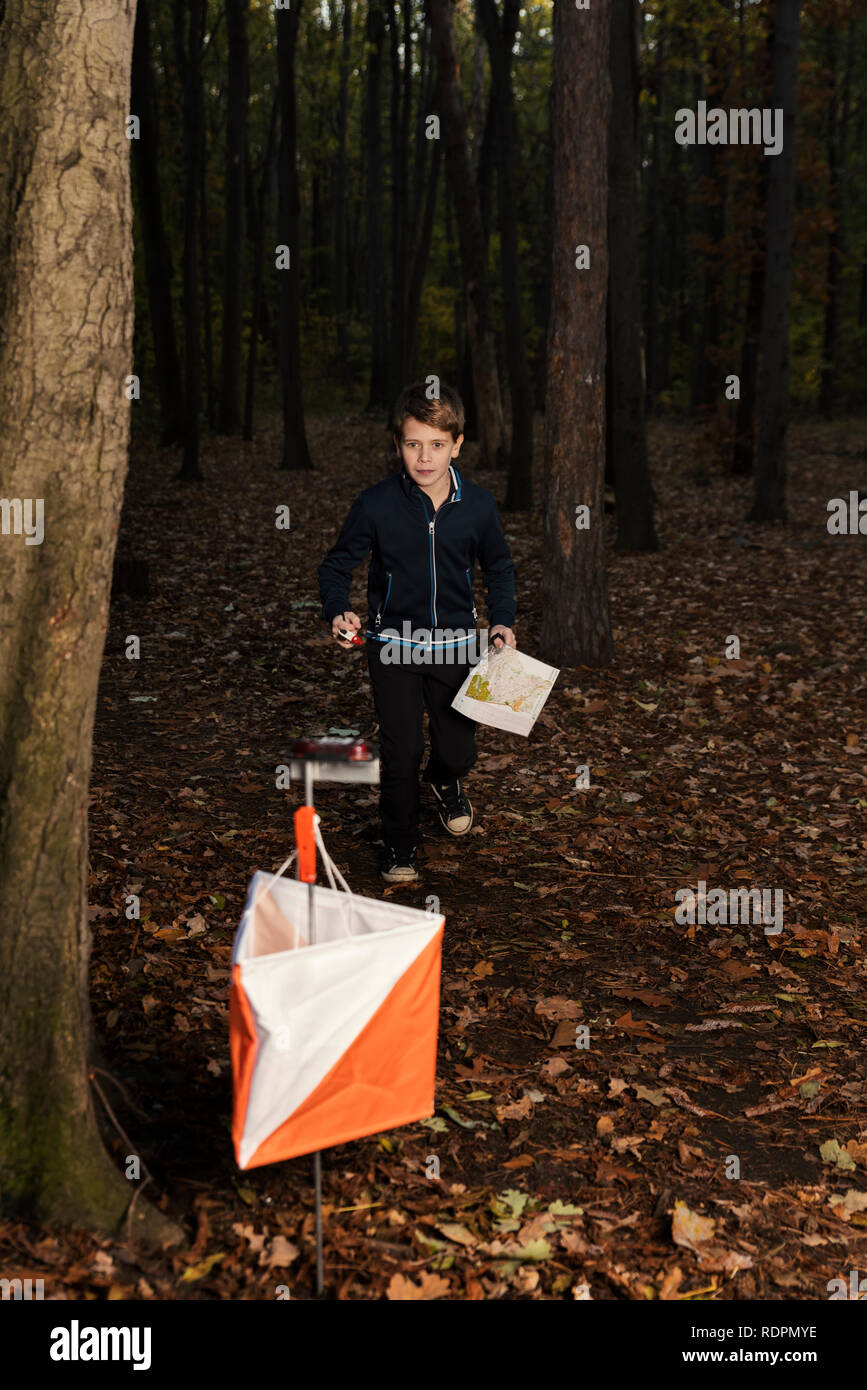 Adolescent s'exécutant dans une compétition d'orientation. Selective focus Banque D'Images