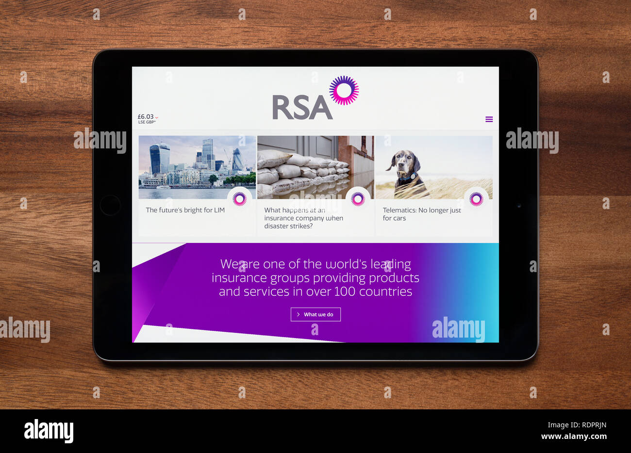 Le site Internet de RSA Insurance Group est considéré sur une tablette iPad, qui repose sur une table en bois (usage éditorial uniquement). Banque D'Images
