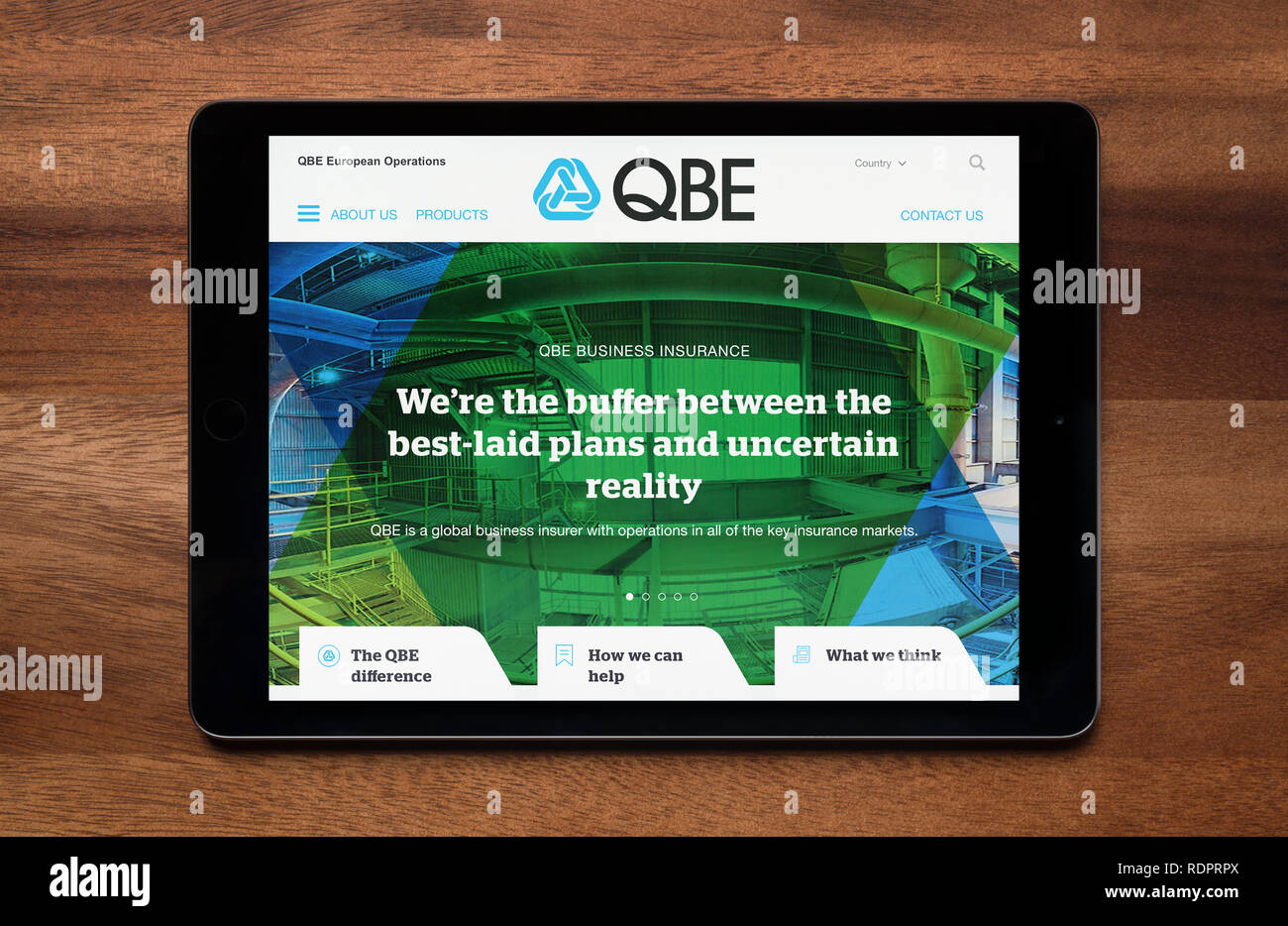 Le site internet de QBE Insurance est vu sur un iPad tablet, qui repose sur une table en bois (usage éditorial uniquement). Banque D'Images
