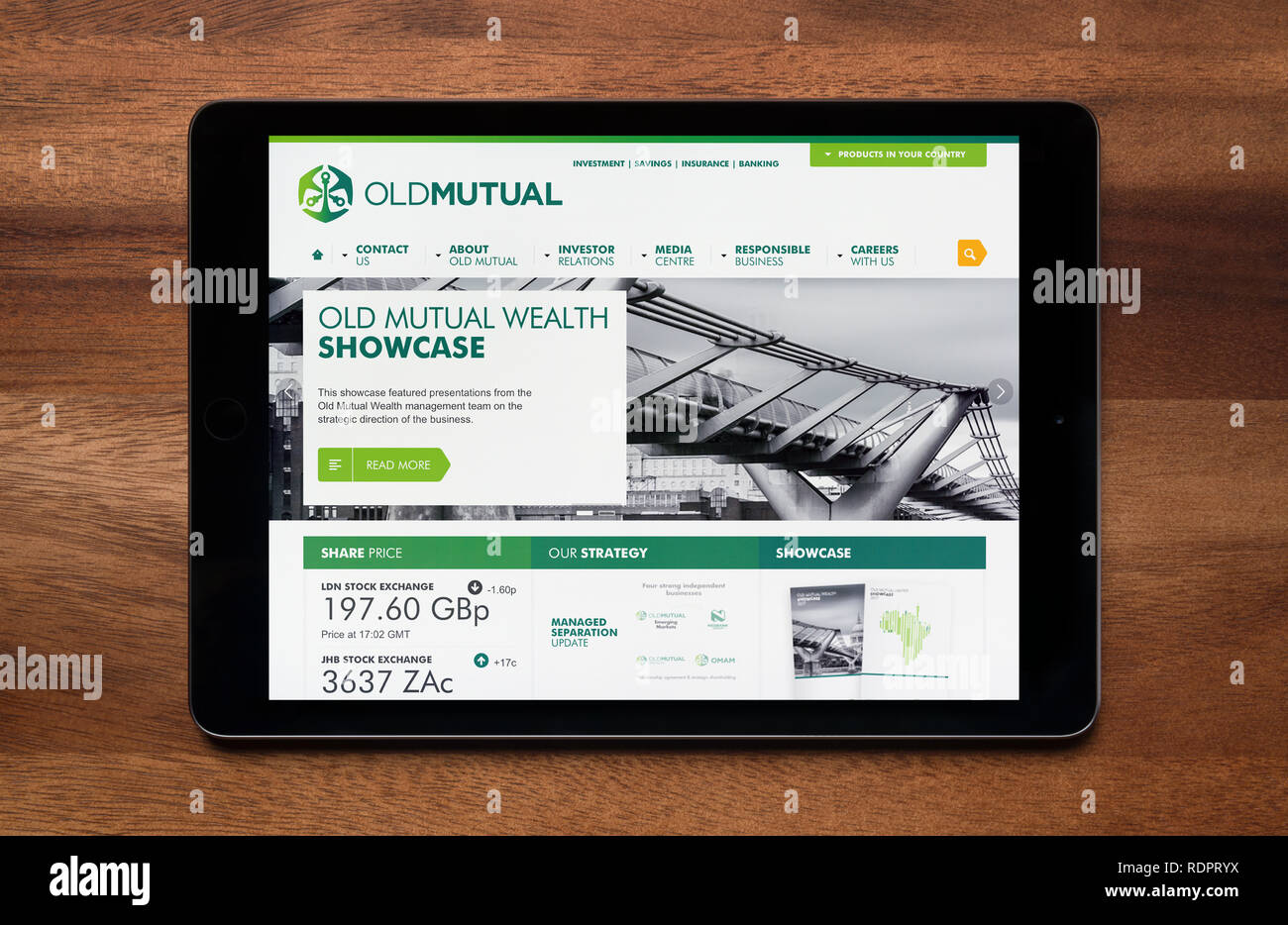 Le site de Old Mutual est vu sur un iPad tablet, qui repose sur une table en bois (usage éditorial uniquement). Banque D'Images