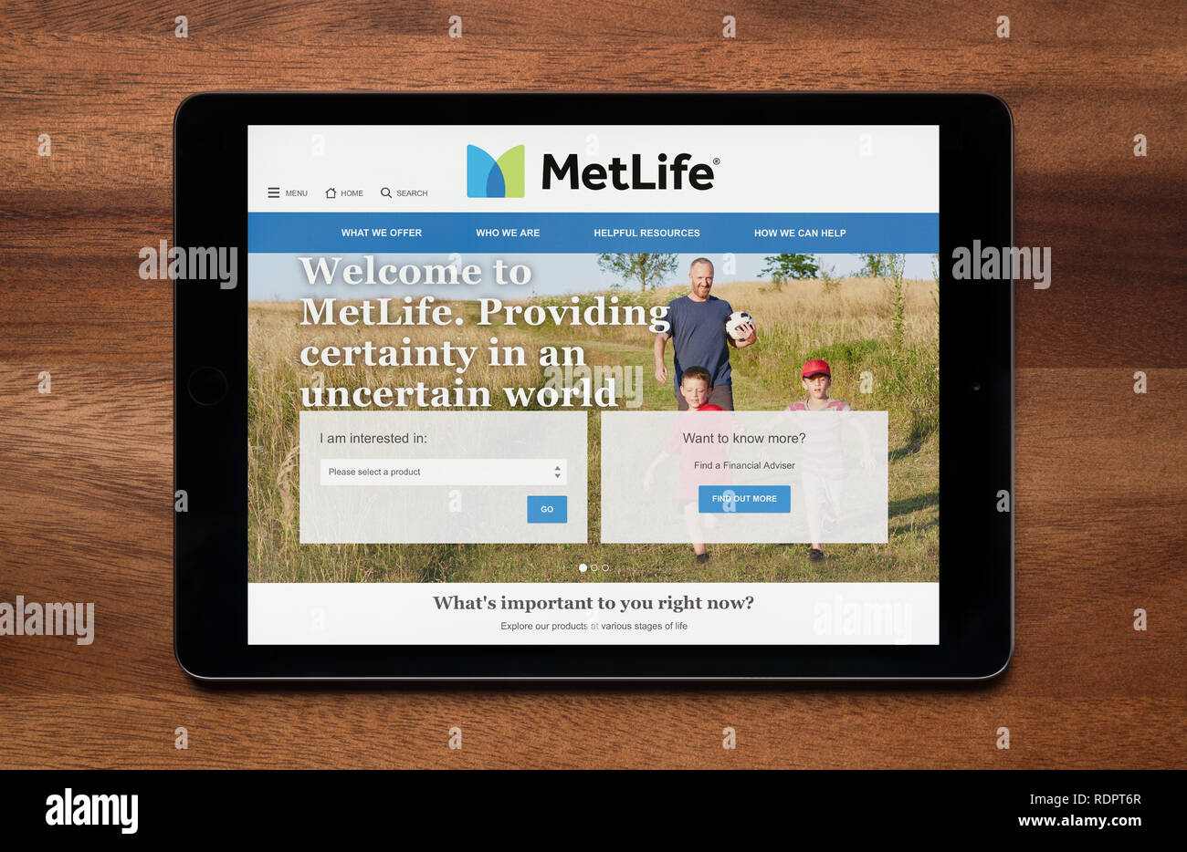 Le site web de MetLife est vu sur un iPad tablet, qui repose sur une table en bois (usage éditorial uniquement). Banque D'Images