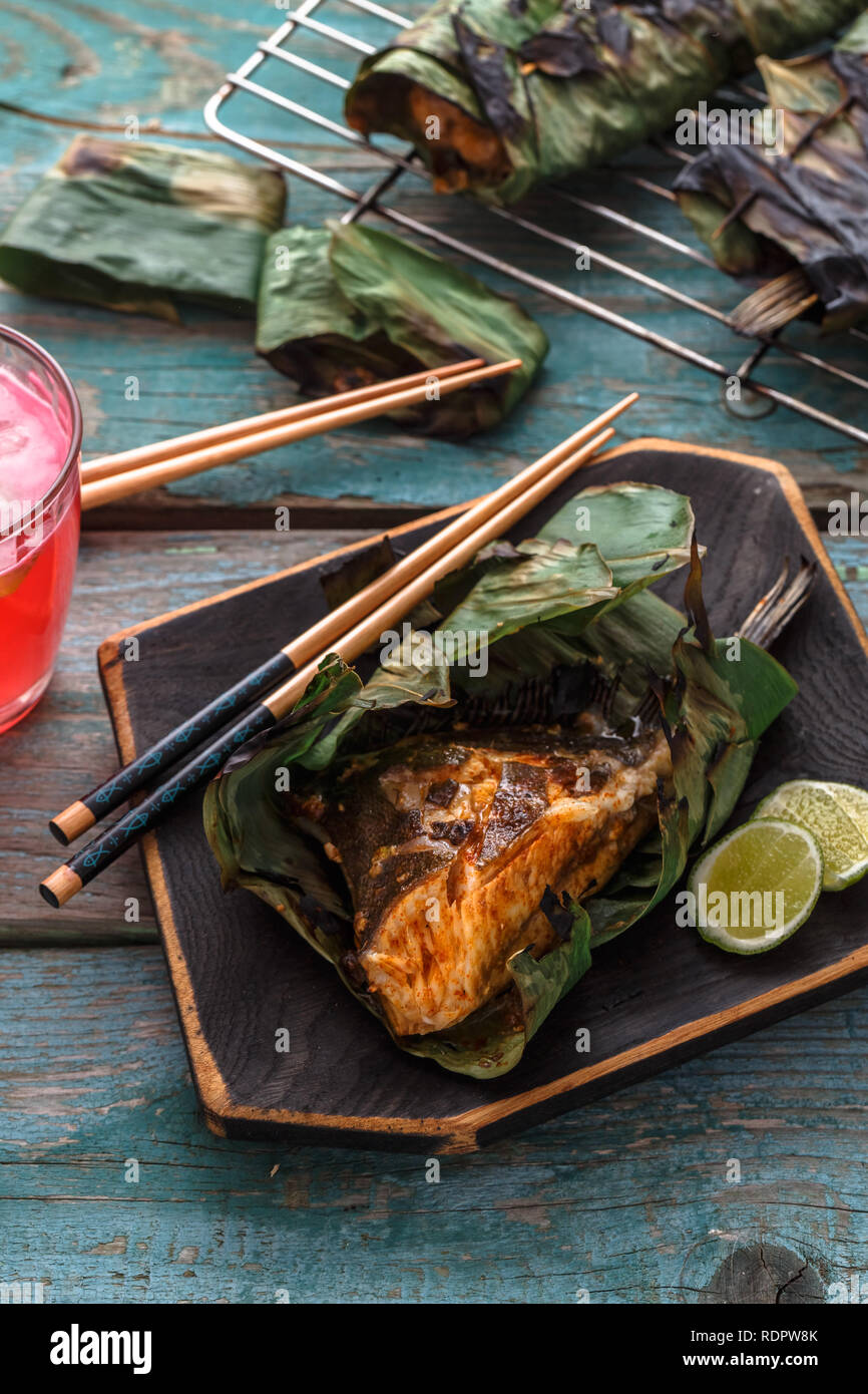 Stingray grillé aile ou sambal stingray dans les feuilles avec de la chaux et Vinaigrette épicée, une cuisine malaisienne Banque D'Images