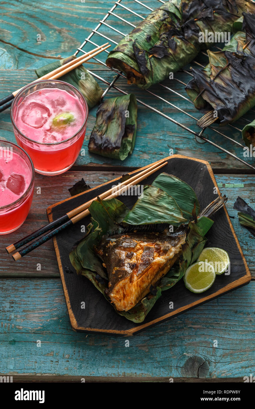 Stingray grillé aile ou sambal stingray dans les feuilles avec de la chaux et Vinaigrette épicée, une cuisine malaisienne Banque D'Images