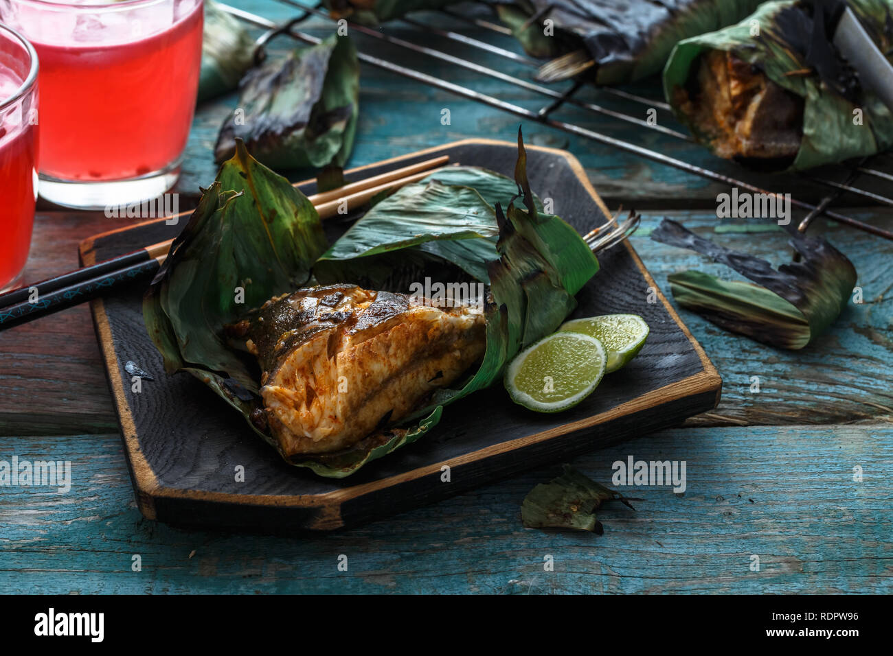 Fermer la vue de sambal ou stingray stingray grillé malaisien des ailes dans une feuille Banque D'Images