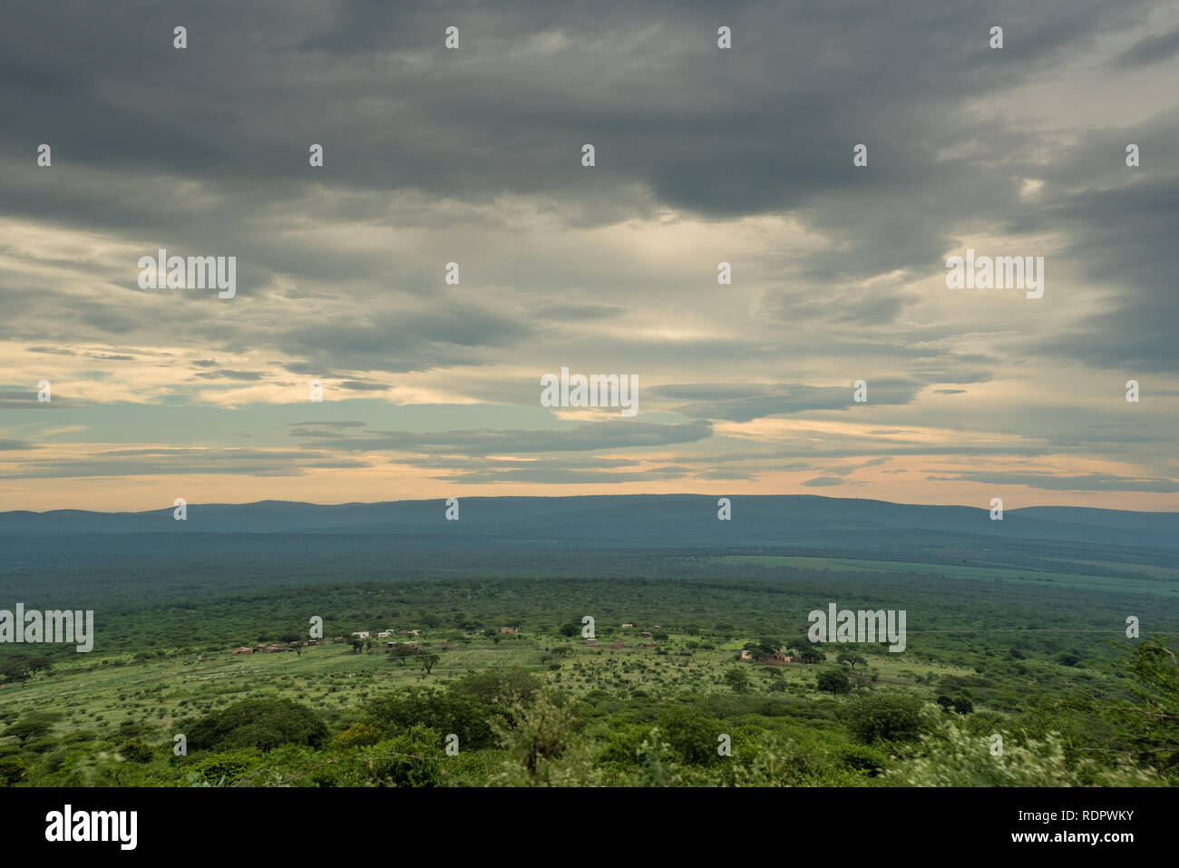 Une large vue d'un village rural et de terres agricoles près de Mkuze à KwaZulu Natal, Afrique du Sud Banque D'Images