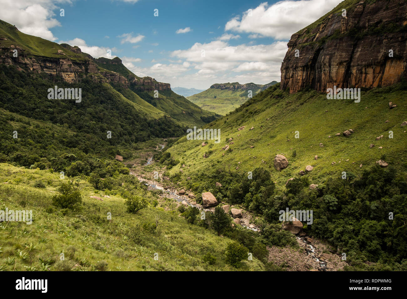 La gorge de la rivière, de falaises et de montagnes sur la Thukela randonnée vers le bas de la Tugela Falls de l'Amphithéâtre dans le Parc National Royal Natal, Drak Banque D'Images