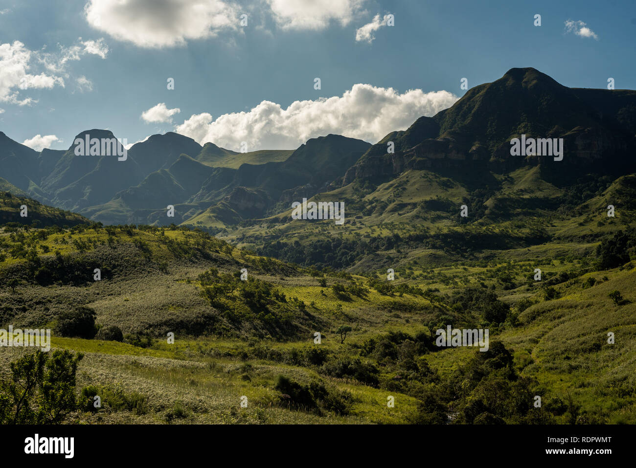 Sur la montagne sur la Thukela randonnée vers le bas de la Tugela Falls de l'Amphithéâtre dans le Parc National Royal Natal, Drakensberg, Afrique du Sud Banque D'Images