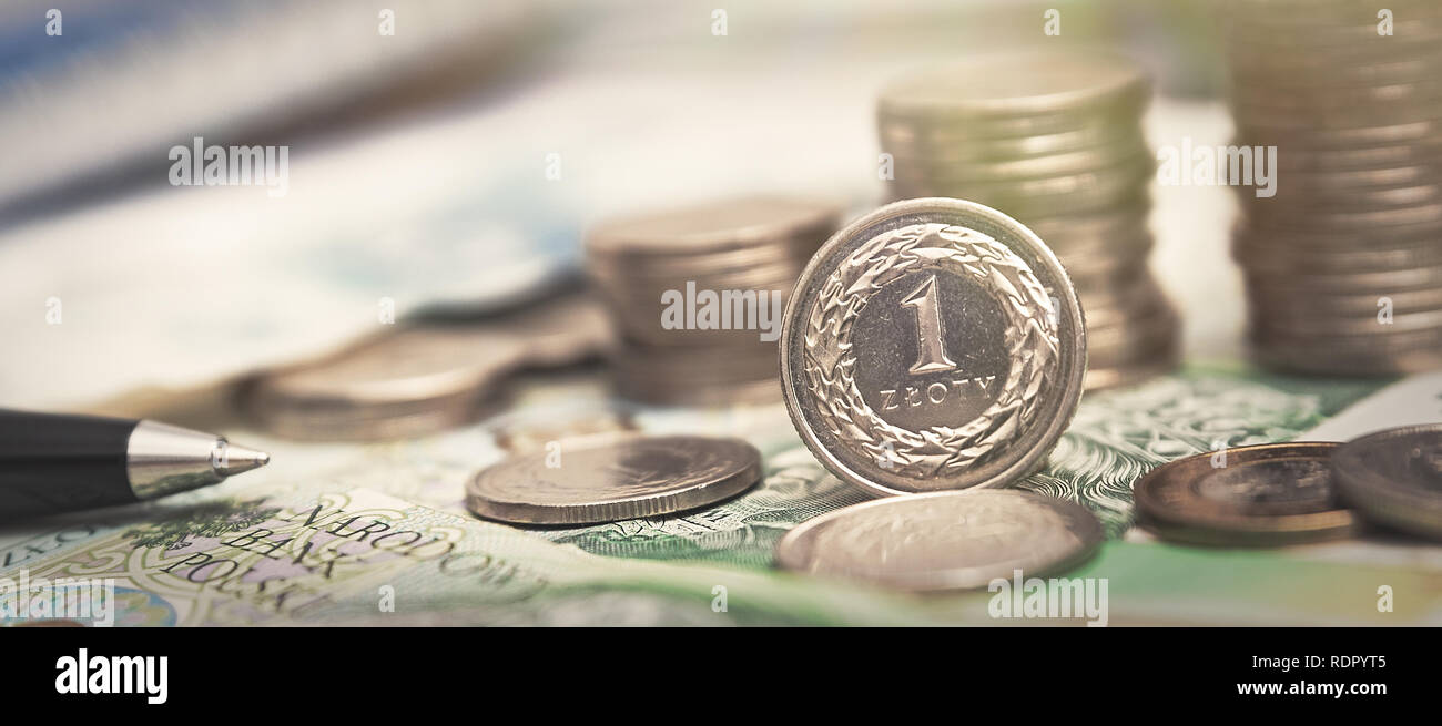Devise polonaise, pile de pièces de monnaie polonaise. La pièce 1 zloty est au premier plan. Concept d'affaires et financiers Banque D'Images