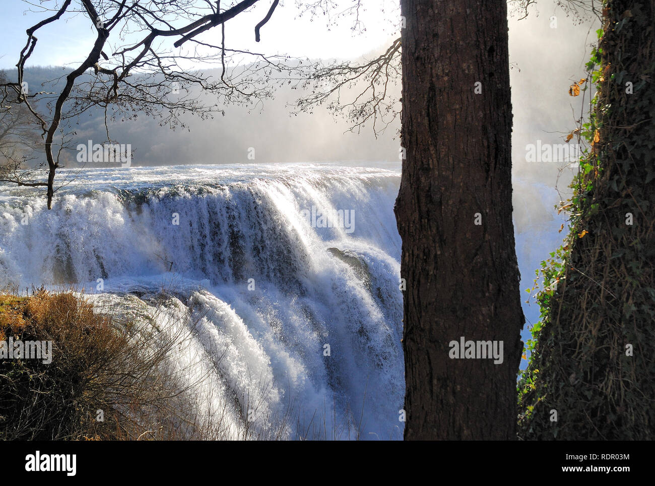 La Bosnie-et-Herzégovine. Una Parc National. Il a été créé en 2008 autour de la partie supérieure de la rivière Una et l'UNAC River. C'est de la Bosnie-Herzégovine la plus récemment établi Parc national. L'objectif principal du parc est de protéger la région préservée de l'Una et les rivières Unac qui le traversent. La rivière Una possède de nombreux canyons spectaculaires, des cascades et des rapides. Strbacki buk cascade est une cascade de 25 m de haut sur la rivière Una (296 m d'altitude). Il est situé sur la frontière entre la Croatie et la Bosnie-et-Herzégovine. Banque D'Images