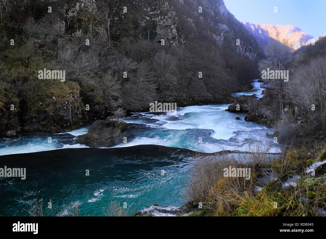 La Bosnie-et-Herzégovine. Una Parc National. Il a été créé en 2008 autour de la partie supérieure de la rivière Una et l'UNAC River. C'est de la Bosnie-Herzégovine la plus récemment établi Parc national. L'objectif principal du parc est de protéger la région préservée de l'Una et les rivières Unac qui le traversent. La rivière Una possède de nombreux canyons spectaculaires, des cascades et des rapides. Strbacki buk cascade est une cascade de 25 m de haut sur la rivière Una (296 m d'altitude). Il est situé sur la frontière entre la Croatie et la Bosnie-et-Herzégovine. Banque D'Images