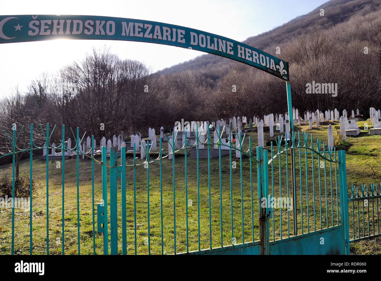 Cimetière et monument dédié aux victimes de l'agression serbe pendant la guerre de 1992-1995 en Ljutocka Valley, la Bosnie-et-Herzégovine. Les corps des victimes ont été retrouvés dans le charnier de Bezdan et d'autres fosses communes dans la région. Le cimetière est à environ 30 kilomètres de la ville de Bihac. Banque D'Images