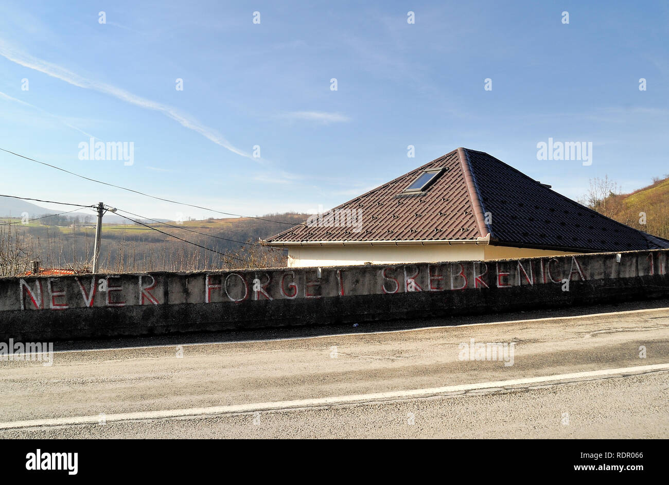 La Bosnie-et-Herzégovine, périphérie de Bihac. L'écriture sur le mur se lit comme suit : Ne jamais oublier Srebrenica. Banque D'Images