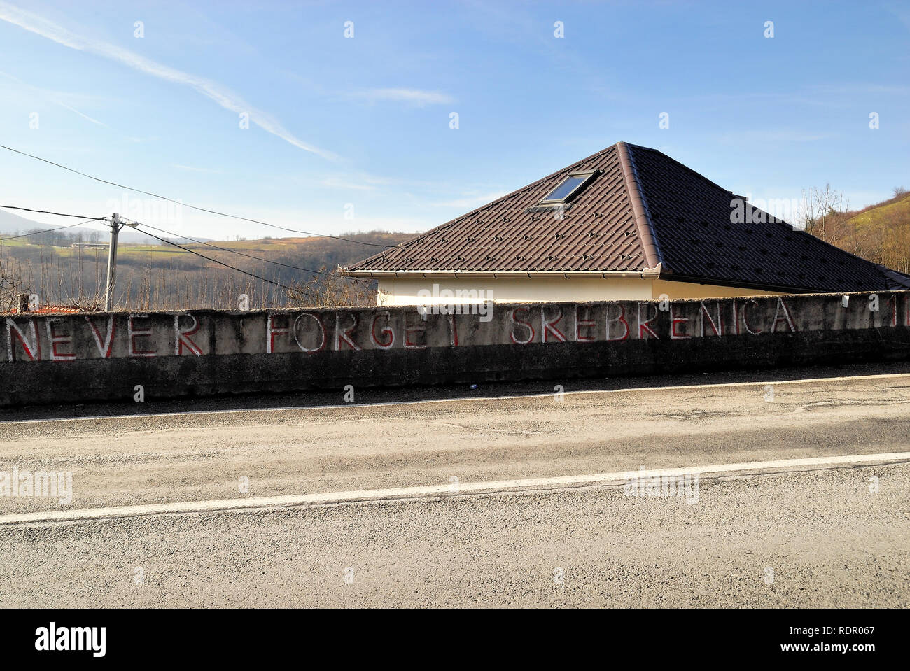 La Bosnie-et-Herzégovine, périphérie de Bihac. L'écriture sur le mur se lit comme suit : Ne jamais oublier Srebrenica. Banque D'Images