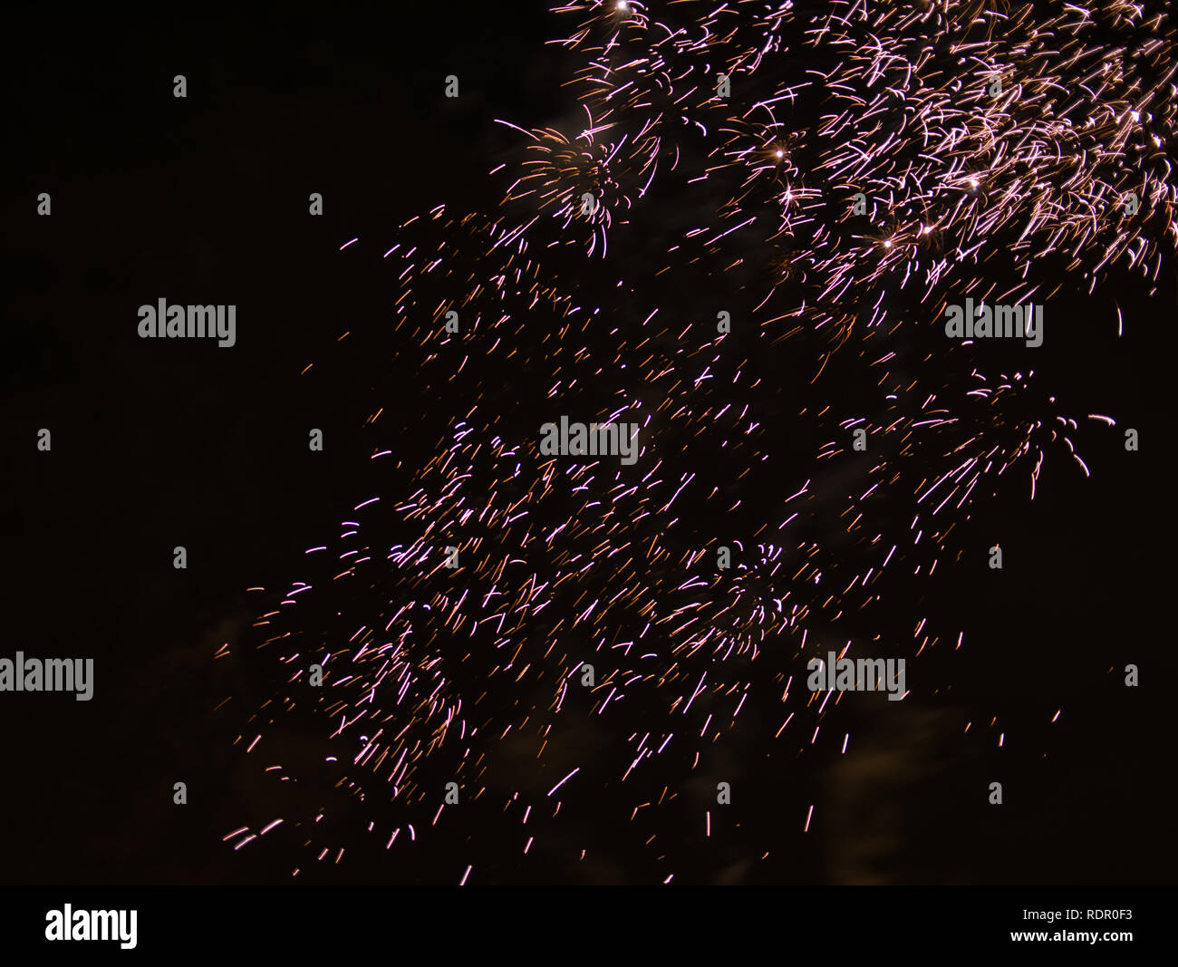 Un grand feu d'artifice d'une fusée à la fin de l'année pour le Nouvel An Banque D'Images