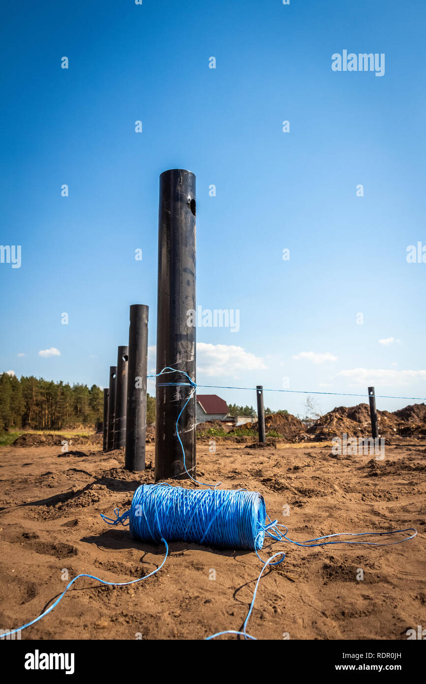L'installation de pieux pour accueil site en construction. Banque D'Images