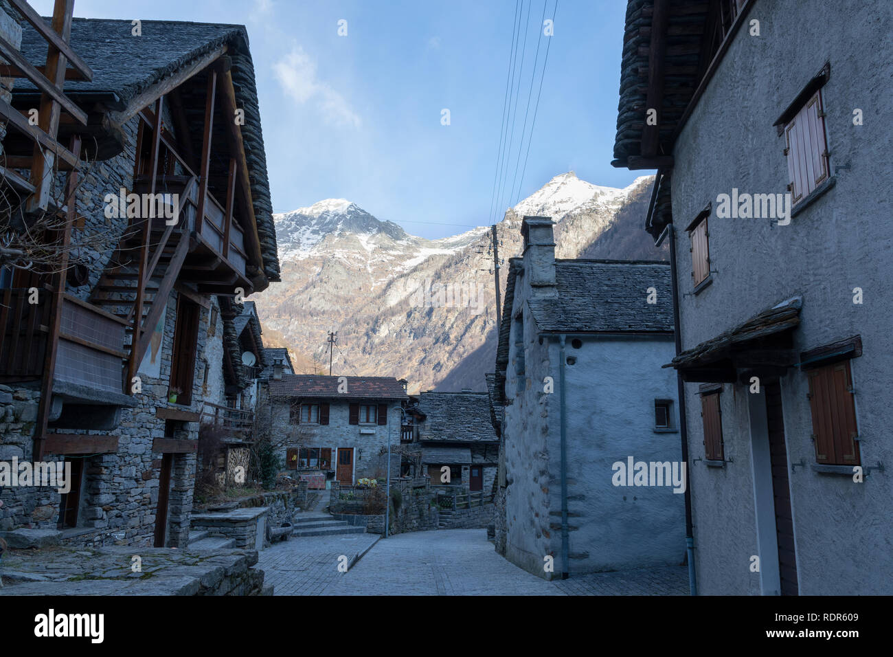 Ruelle dans le village rural Sonogno, Suisse Banque D'Images