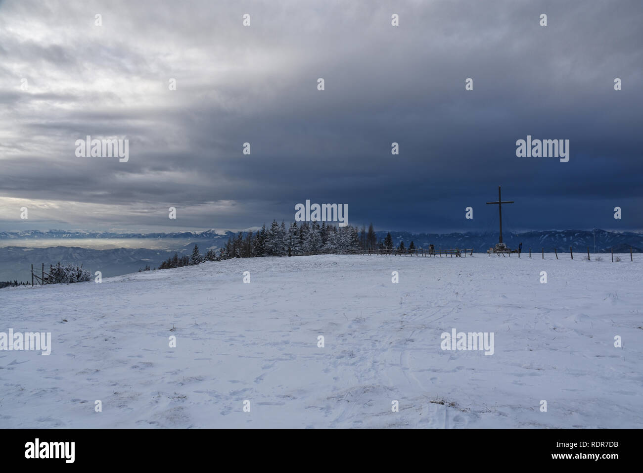 Sommet cross sur Schockl la montagne en hiver, Autriche Banque D'Images