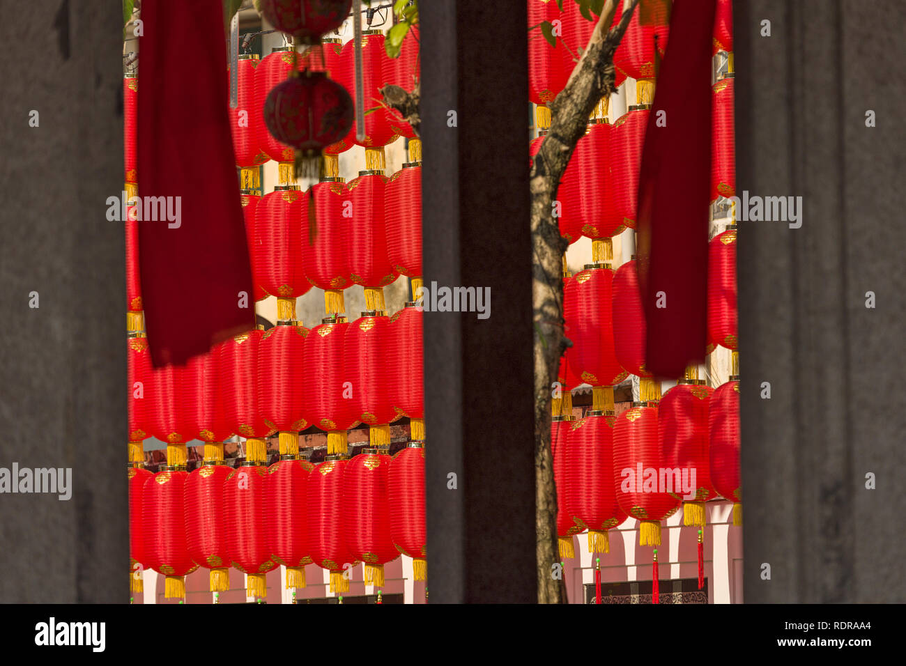 Lanternes suspendues dans le temple Temple de Hock Teik Cheng Sin pour le Nouvel An chinois à Georgetown, Penang, Malaisie Banque D'Images