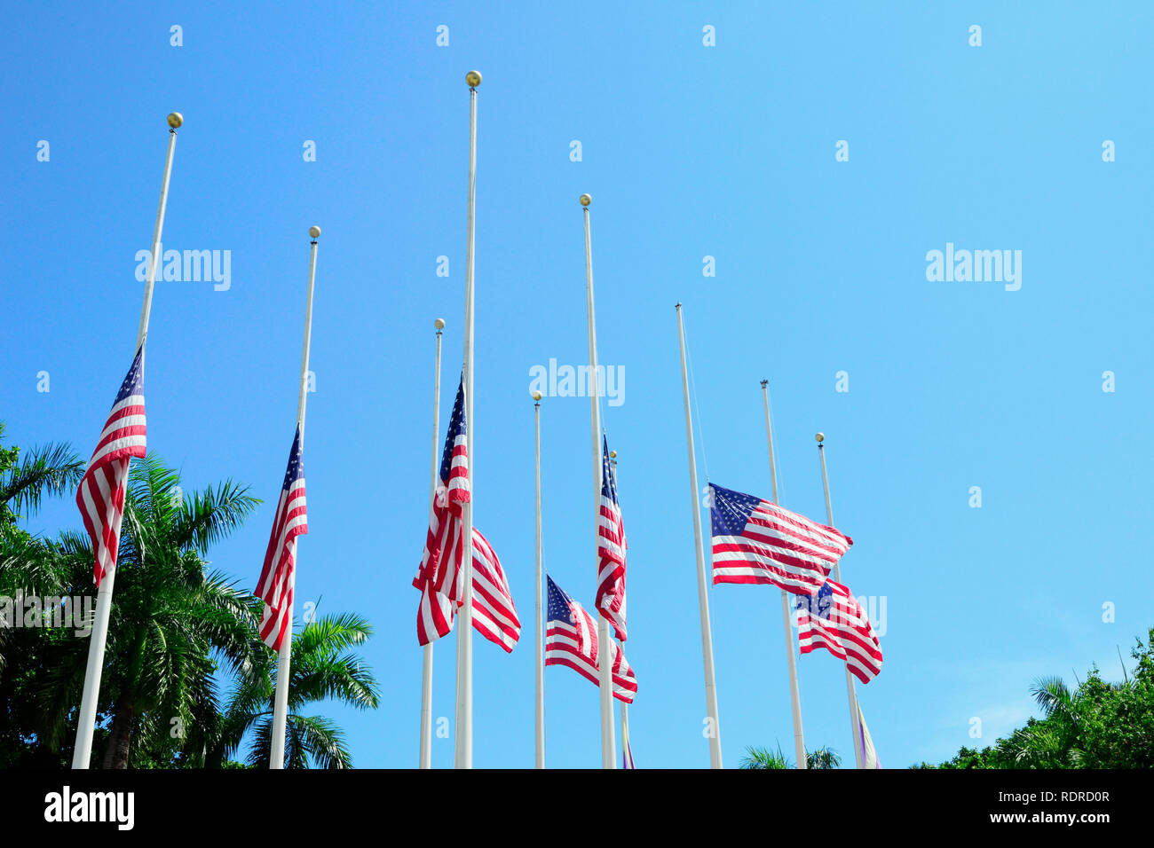 Drapeau rouge blanc et bleu en berne Banque de photographies et d