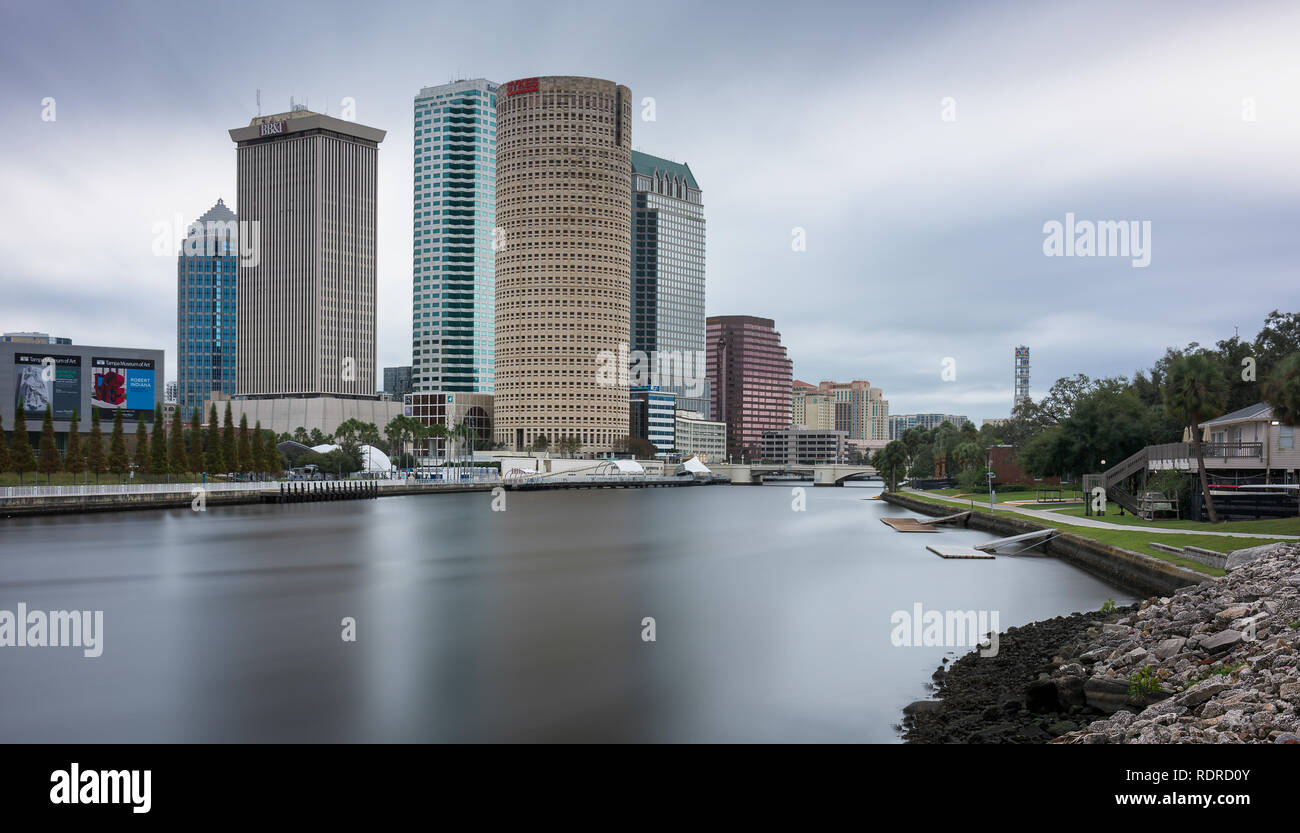 Centre-ville de Tampa et de la Hillsborough River de la Cass Street Bridge à Tampa, Floride Banque D'Images