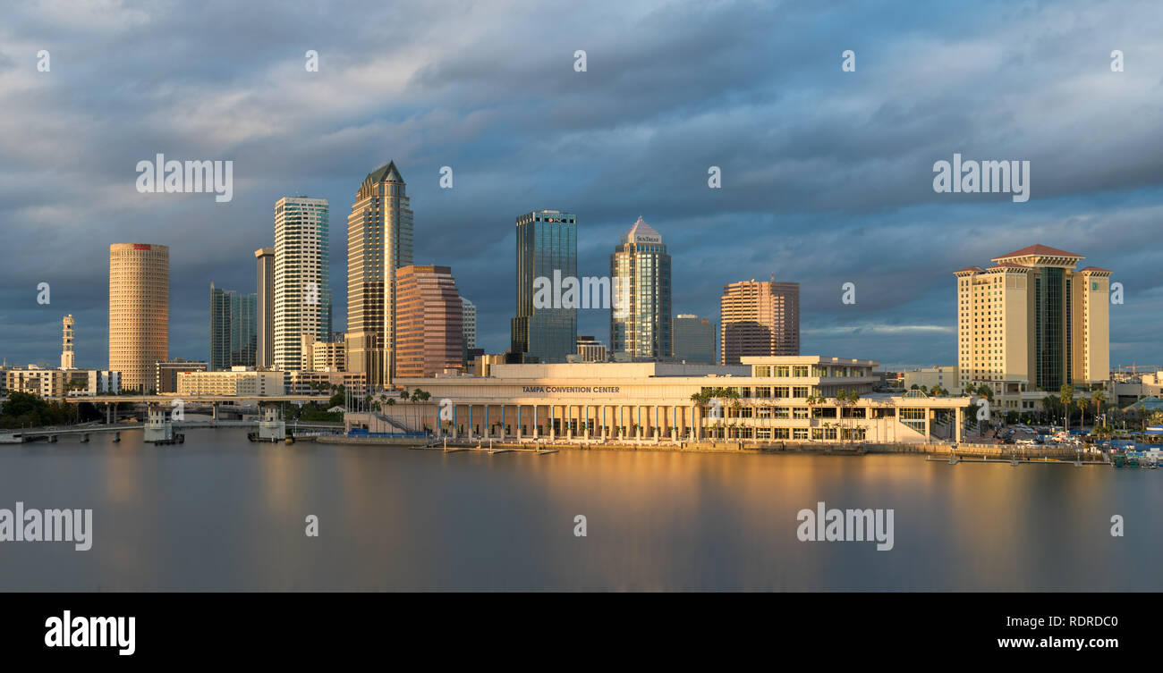 Début de soirée sur les toits de lumière au centre-ville de Tampa, à Tampa, en Floride Banque D'Images