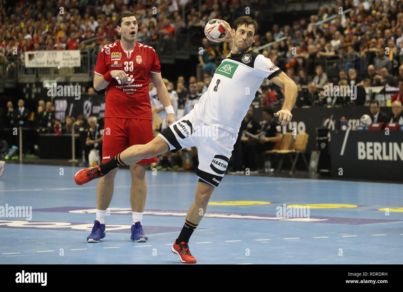 Berlin, Allemagne. 17 Jan, 2019. Uwe Gensheimer (Allemagne) et Mijajlo Marsenic (Serbie) au cours de l'IHF Championnat du monde masculin 2019, Groupe d'un match de handball entre l'Allemagne et la Serbie le 17 janvier 2019 à Mercedes-Benz Arena de Berlin, Allemagne - Photo Laurent Lairys/DPPI Crédit : Laurent Locevaphotos Lairys/agence/Alamy Live News Banque D'Images