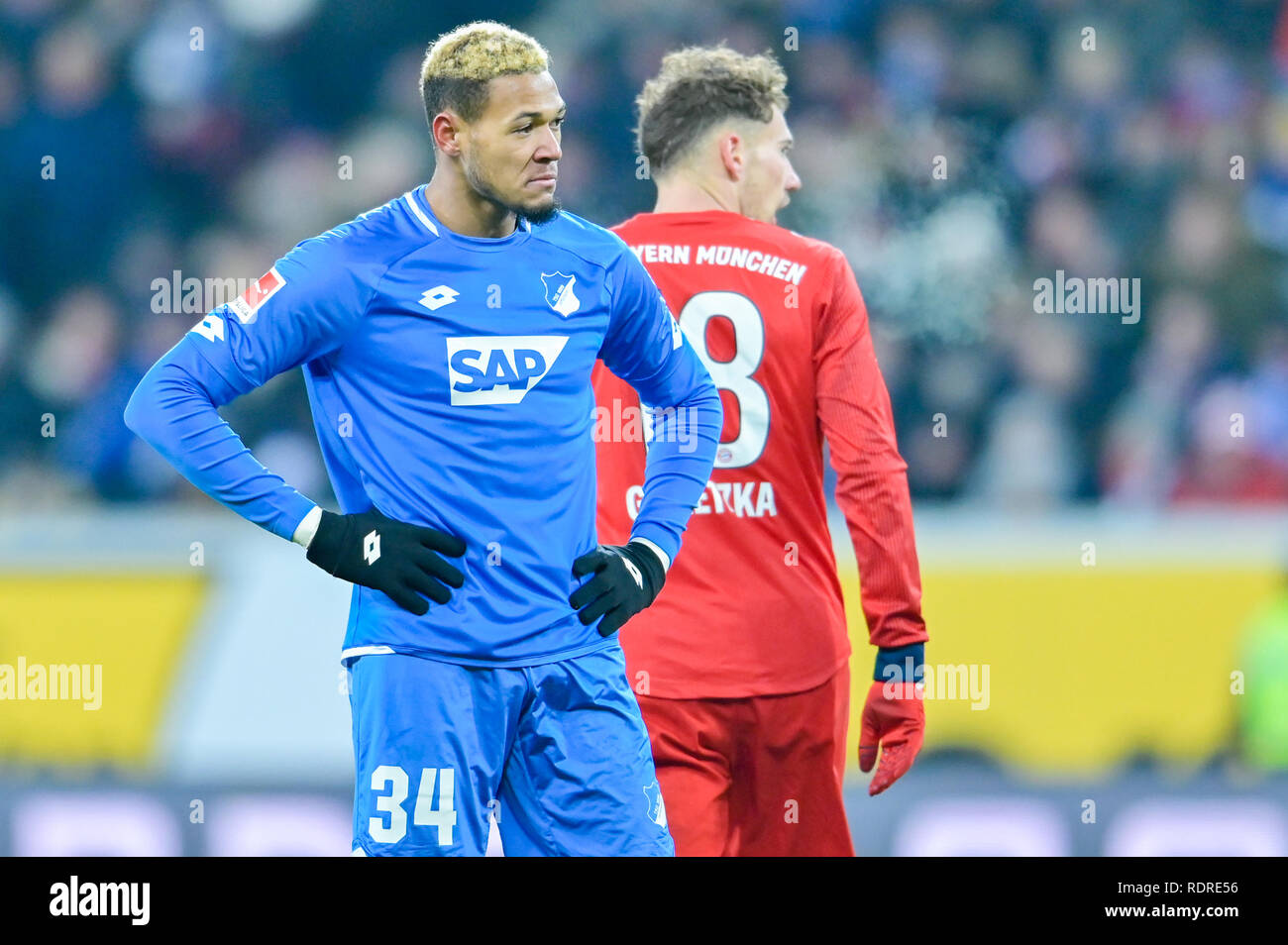 Berlin, Allemagne. 18 janvier, 2019. Soccer : Bundesliga, 1899 Hoffenheim - Bayern Munich, 18e journée, dans le PreZero Arena. Hoffenheim est Joelinton Cassio Apolinario de lire (l) est sur le terrain aux côtés de Leon. Goretzka Munich Credit : Uwe Anspach/DPA - NOTE IMPORTANTE : en conformité avec les exigences de la DFL Deutsche Fußball Liga ou la DFB Deutscher Fußball-Bund, il est interdit d'utiliser ou avoir utilisé des photographies prises dans le stade et/ou la correspondance dans la séquence sous forme d'images et/ou vidéo-comme des séquences de photos./dpa/Alamy Live News Banque D'Images