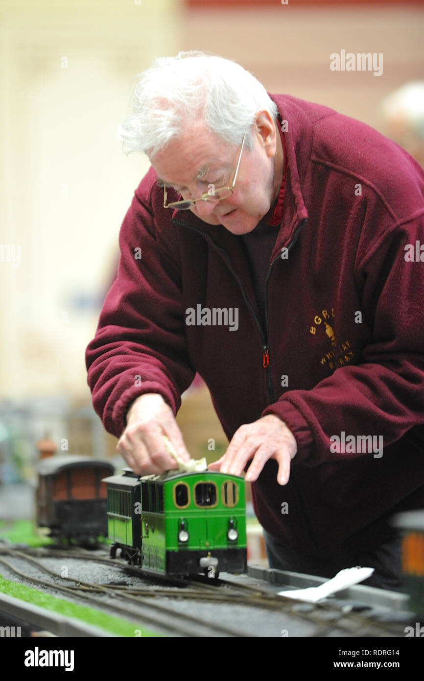 Alexandra Palace, Londres, Royaume-Uni. 18 janvier 2019. Un homme en train de préparer un modèle de train à la London l'ingénierie des modèles Exposition qui a ouvert ses portes aujourd'hui à Alexandra Palace, Londres. L'exposition de Londres l'ingénierie des modèles est maintenant dans sa 23e année, et attire environ 14 000 visiteurs. Crédit : Michael Preston/Alamy Live News Banque D'Images